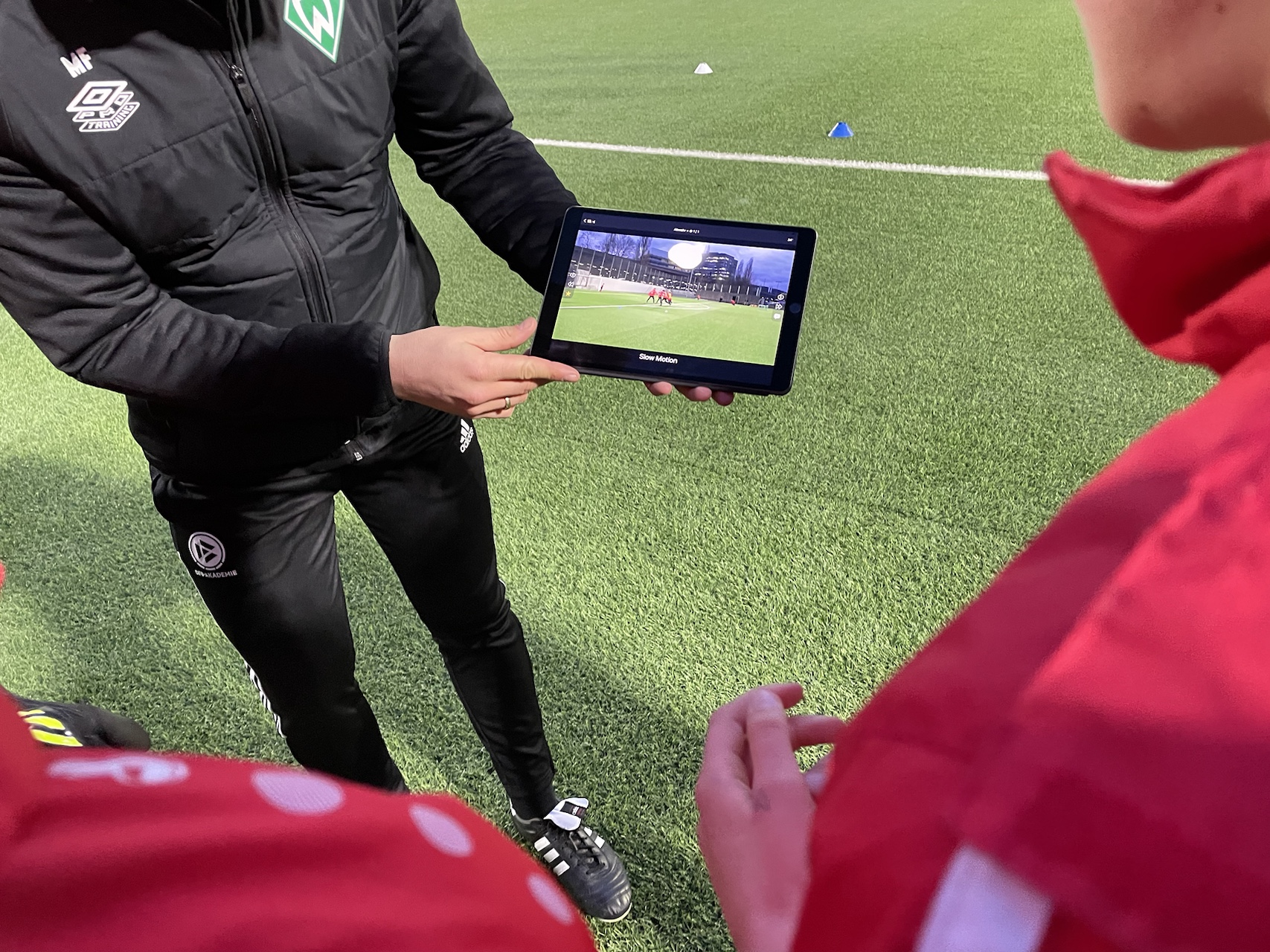 Individual video feedback for football players on a tablet